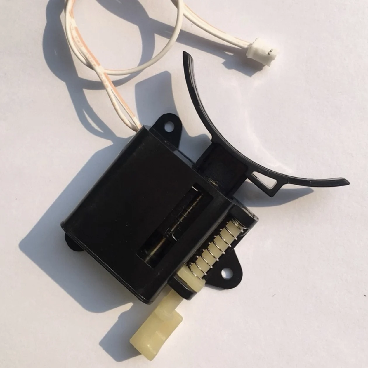 ملحقات قفل الباب الذكي: محرك ا - مراجعة Smart Accessories وسعره